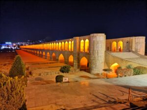 سی و سه پل