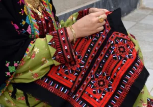 مهمترین سوغات هرمزگان - خوس دوزی
